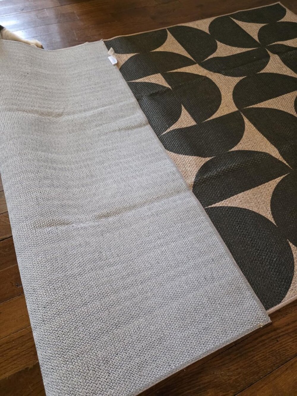 NWT: Outdoor Washable Rug 5'x7' - Black and Natural Semi-Circle Design - Picture 3 of 6